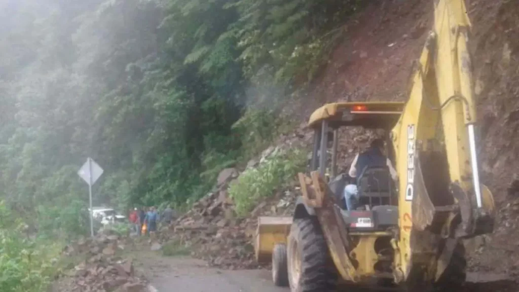 Por deslaves, cierran carreteras de la Sierra Nororiental de Puebla