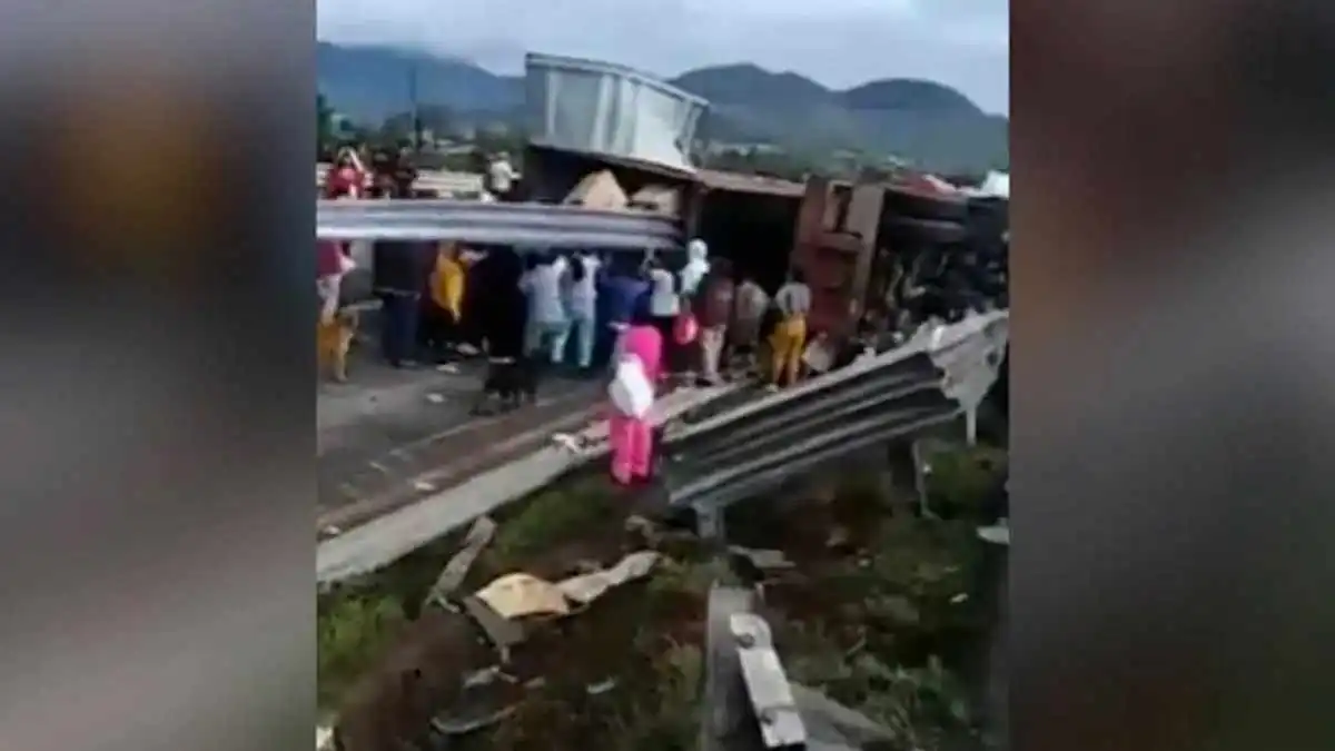 Tráiler cargado de artículos se vuelca en Arco Norte y se desata rapiña: Video