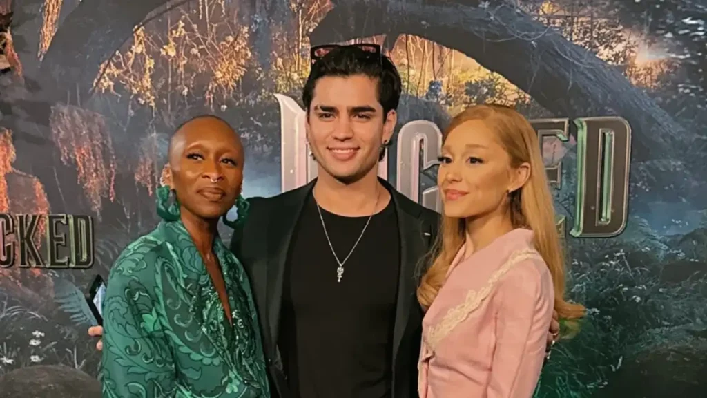 Aaron Mercury llegó por su foto con Ariana Grande y Cynthia Erivo