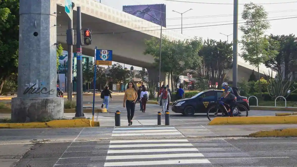 Mujer pierde la vida al arrojarse de un puente en la Calzada Ignacio Zaragoza en Puebla