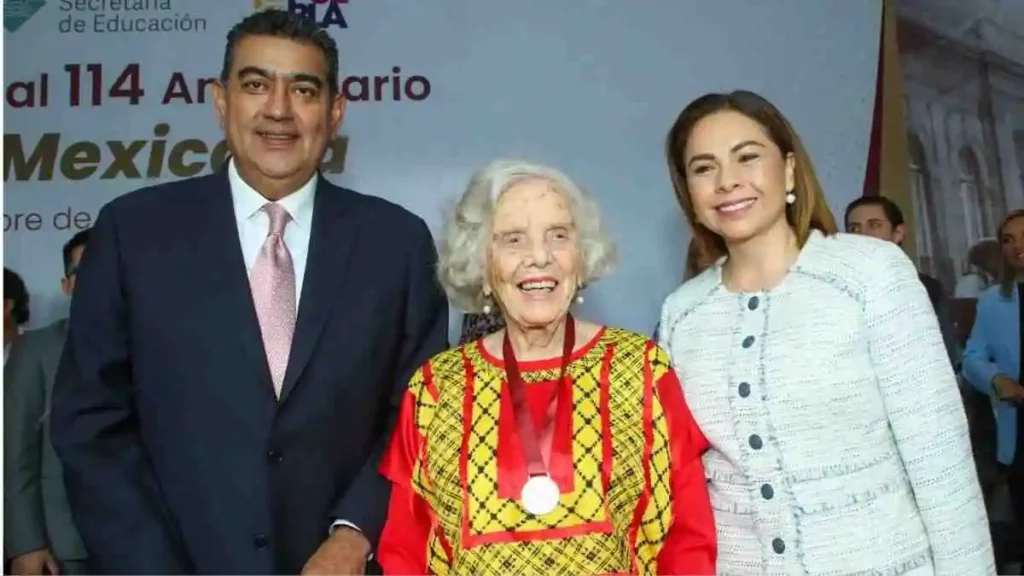 Elena Poniatowska recibe la medalla “Carmen Serdán” en Puebla