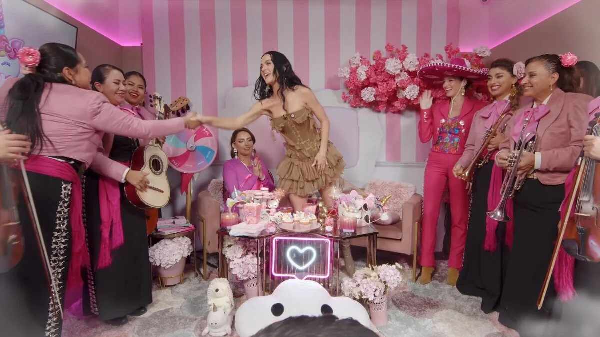 Katy Perry disfruta “Roar” al ritmo de mariachi en Pinky Promise