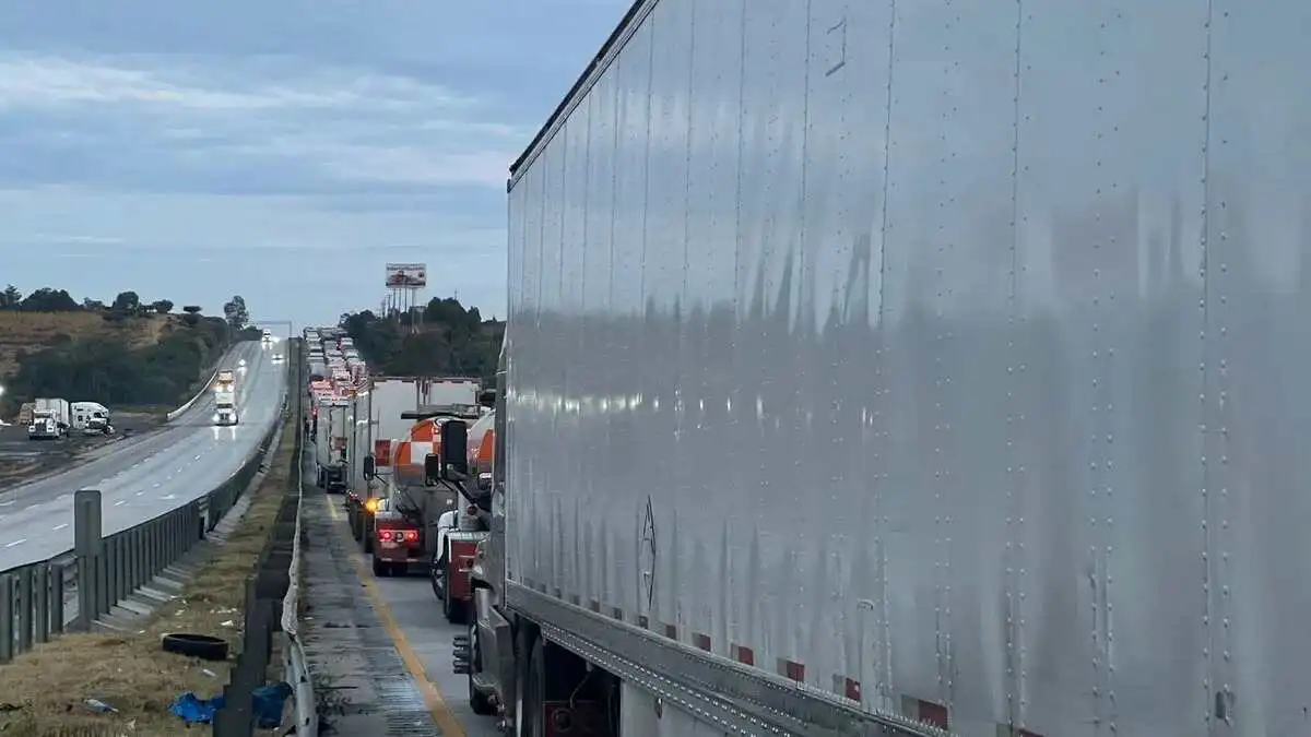 Crisis vial en la autopista México-Querétaro por más de 15 horas