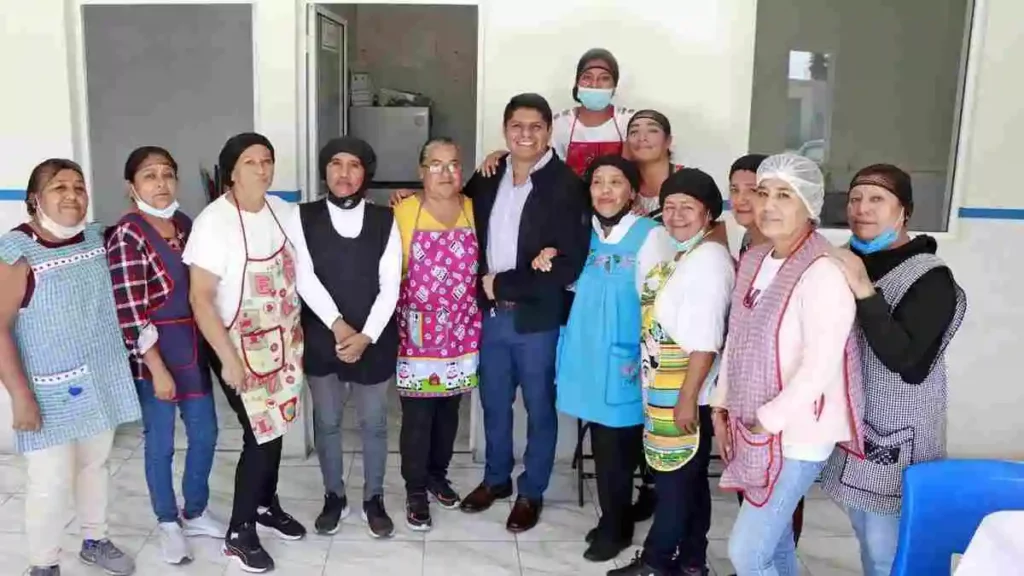 Omar Muñoz entrega mobiliario para Adultos Mayores en Sanctorum