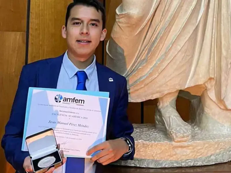 Pasante de Medicina BUAP gana Premio a la Excelencia Académica