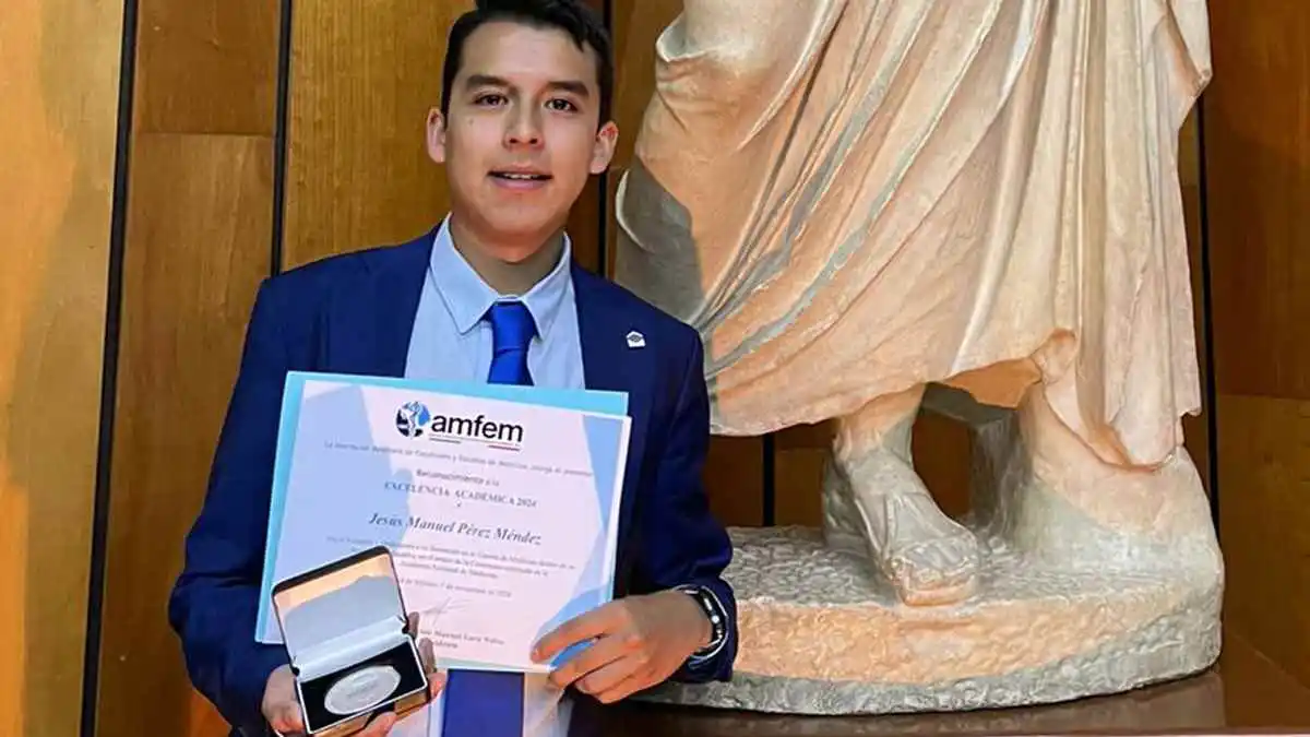 Pasante de Medicina BUAP gana Premio a la Excelencia Académica