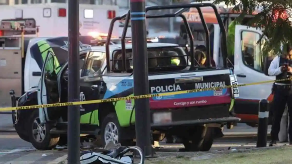 Policía se queda dormida al volante y mata a taxista en el Boulevard 5 de Mayo