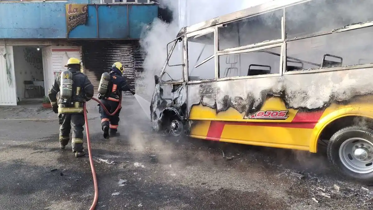 Se incendia Ruta 10 en San Jerónimo Caleras: Video