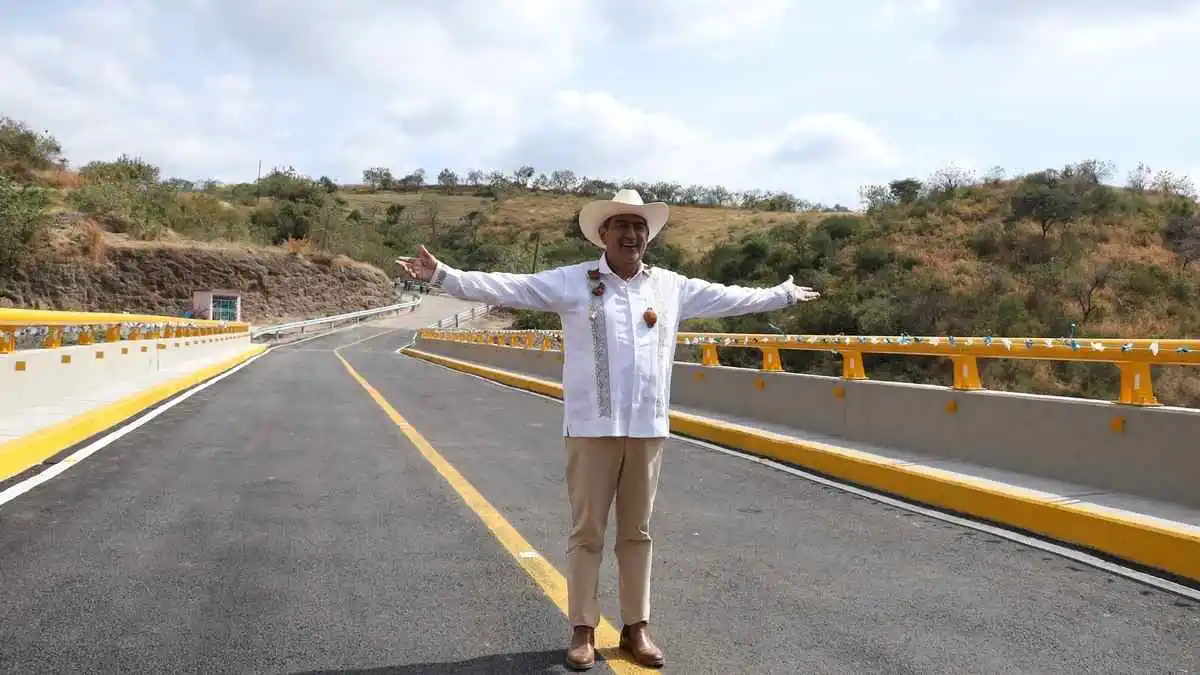 Sergio Salomón entrega obras clave en Santa Isabel Cholula