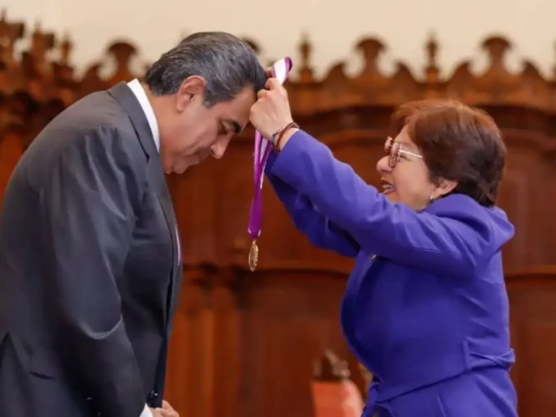 Sergio Salomón recibe medalla “Melchor Covarrubias” de la BUAP