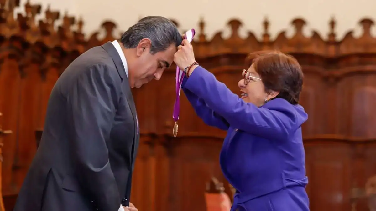 Sergio Salomón recibe medalla "Melchor Covarrubias” de la BUAP