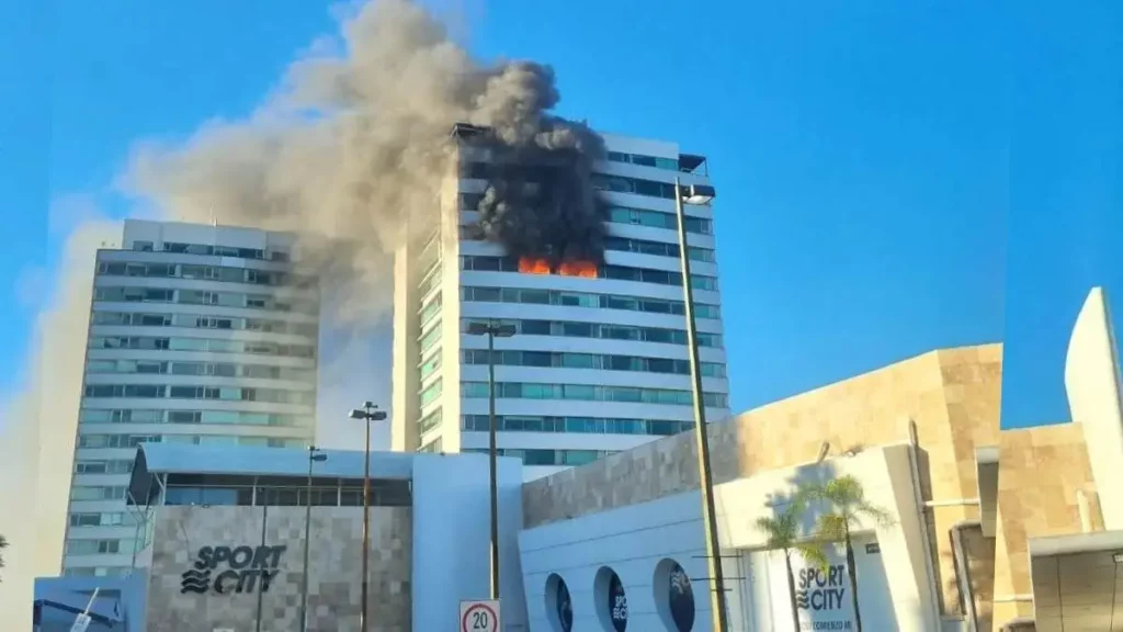 Incendio en Torre Palmas 1 en Angelópolis moviliza a cuerpos de auxilio en Puebla