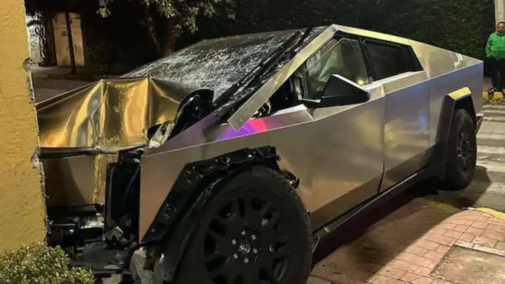 Tesla Cybertruck se estrella contra casa en la Miguel Hidalgo