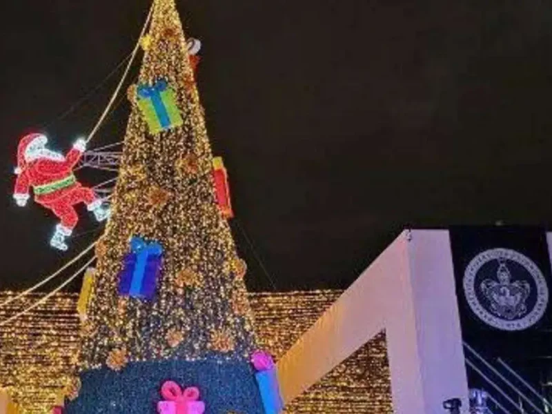 ¡La Navidad ilumina la BUAP! Encienden el árbol monumental en el CCU