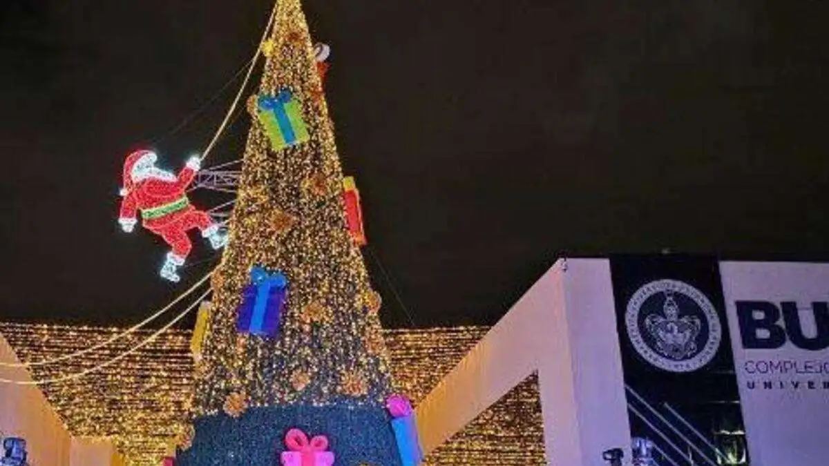 ¡La Navidad ilumina la BUAP! Encienden el árbol monumental en el CCU