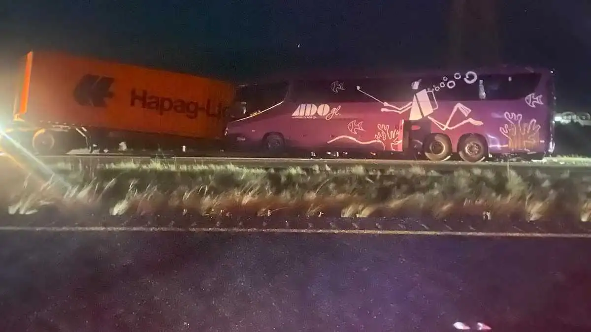 Choque entre autobús ADO GL y tráiler deja 7 muertos y 12 heridos