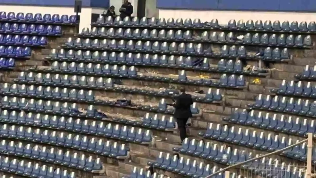 Aficionados de Rayados destruyen las butacas del Cuauhtémoc