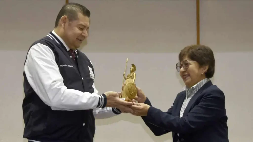 Alejandro Armenta recibe la Minerva al Mérito Académico en la BUAP