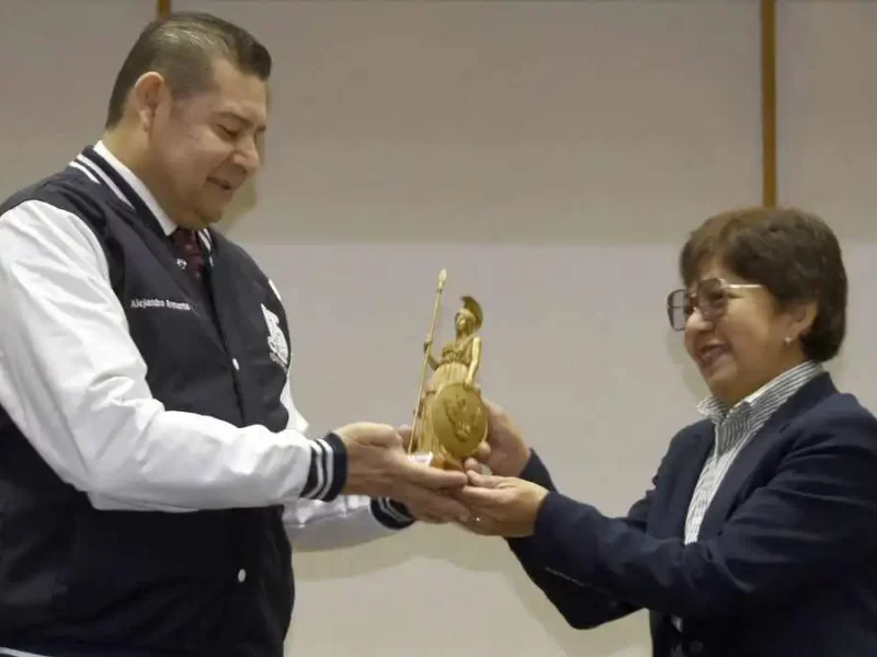 Alejandro Armenta recibe la Minerva al Mérito Académico en la BUAP