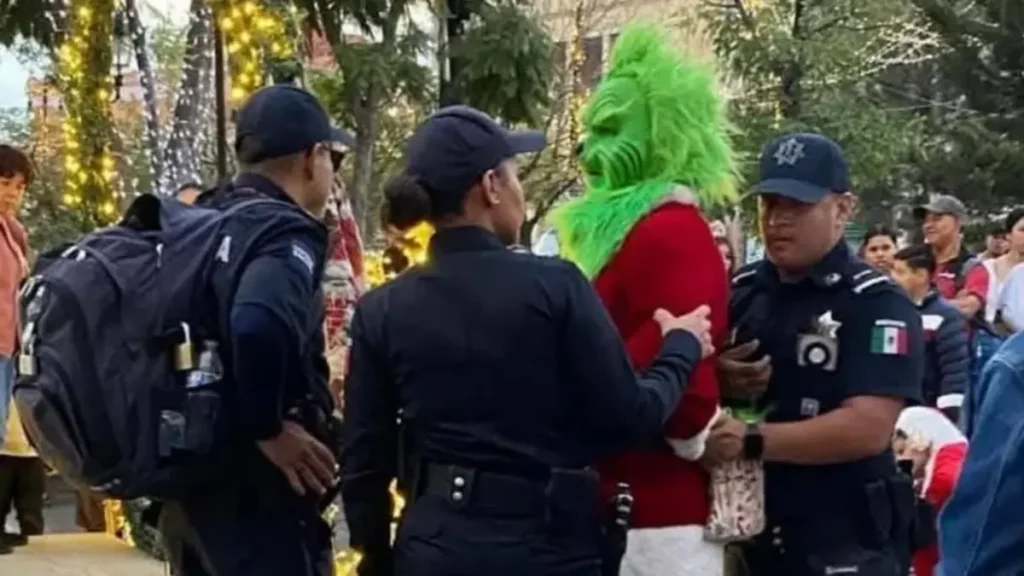 El Grinch vs Santa Claus, una pelea navideña termina en arresto en Aguascalientes