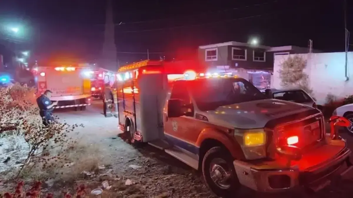 Sujeto incendia su casa con su esposa e hija al interior en la colonia Nuevo Plan de Ayala