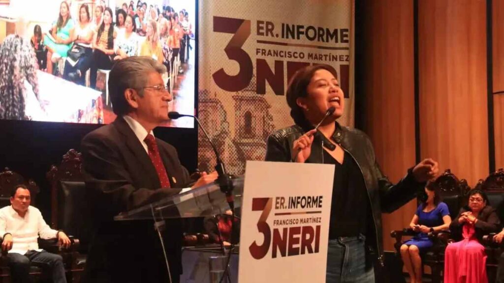 Víctima de acoso sexual de Morena protesta en informe de Martínez Neri