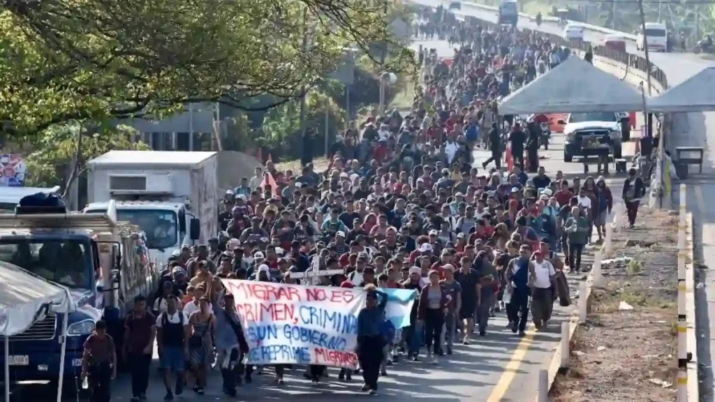 Migrantes regresan en caravana para celebrar Navidad en México