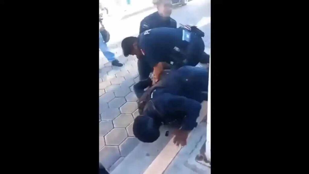 Policías de Coxcatlán someten brutalmente a ciudadano por exigirles trabajar