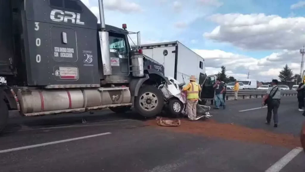 ¿Quién es responsable? Choque entre un tráiler, un Tsuru y una camioneta