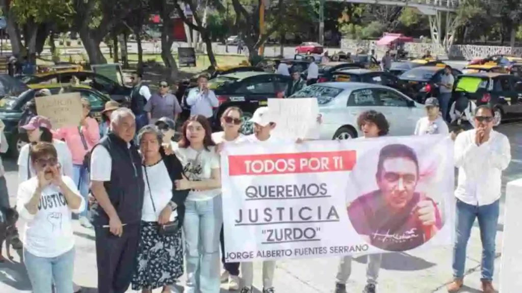 Taxistas protestan en el Boulevard 5 de Mayo; exigen justicia para Jorge Fuentes