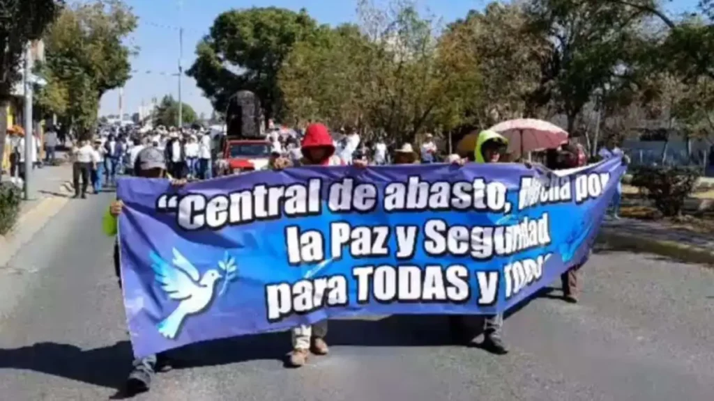 Comerciantes de la Central de Abastos marchan en Puebla para exigir mayor seguridad