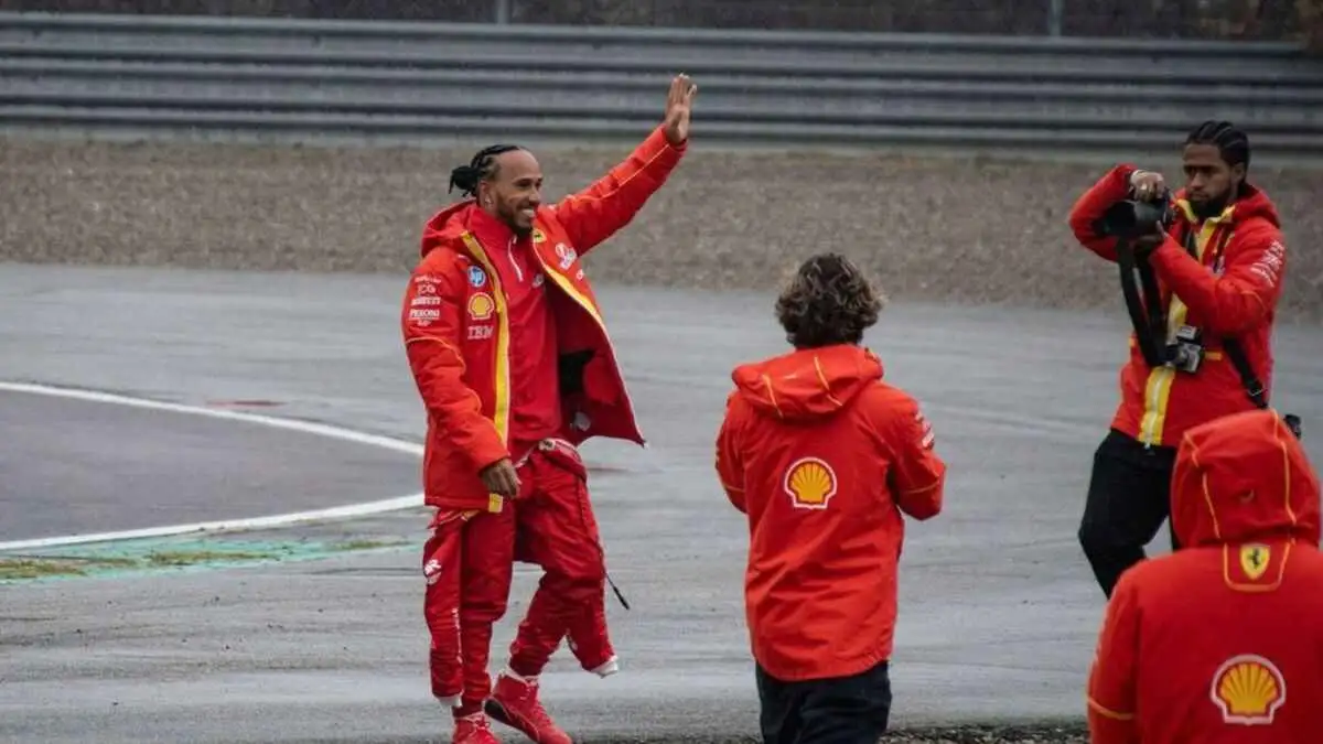 Lewis Hamilton debuta con Ferrari acompañado de su madre