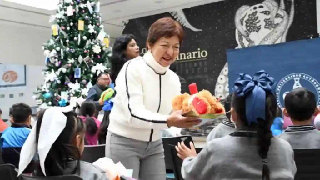 Lilia Cedillo entregó libros y peluches a niños en Día de Reyes Magos