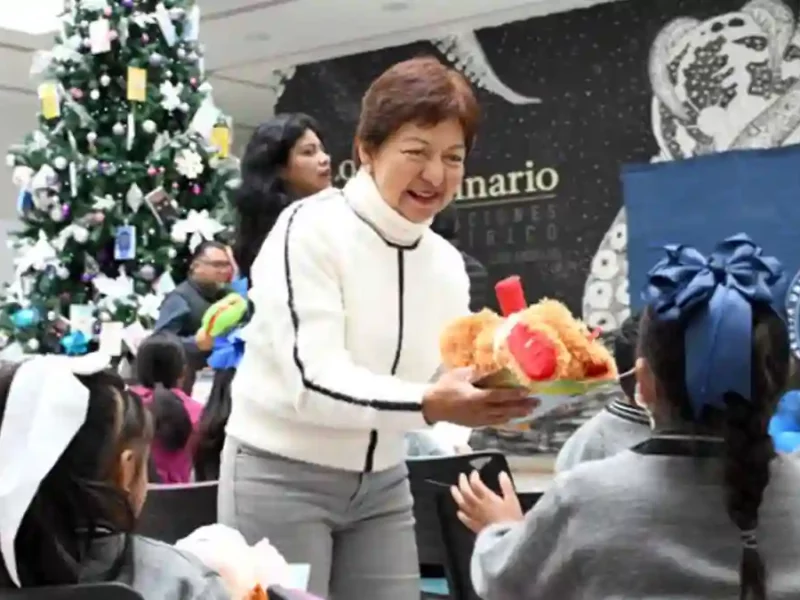 Lilia Cedillo entregó libros y peluches a niños en Día de Reyes