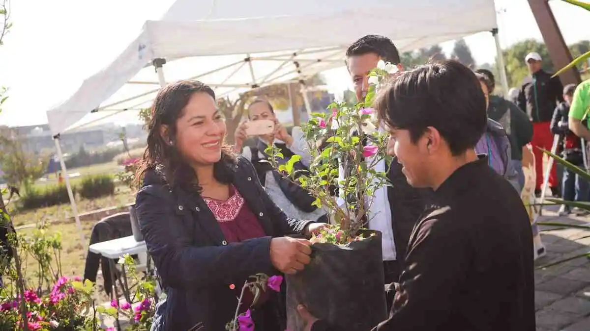 Lupita Cuautle dona 630 árboles con “Adopta un árbol” para San Andrés Cholula