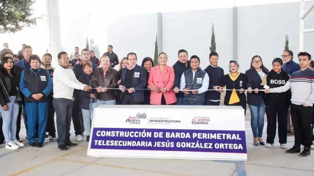 Lupita Cuautle inaugura barda en Telesecundaria de Cacalotepec