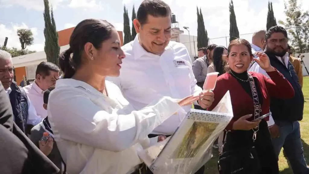 Lupita Cuautle y Armenta entregan 10 aulas y cancha en San Antonio Cacalotepec