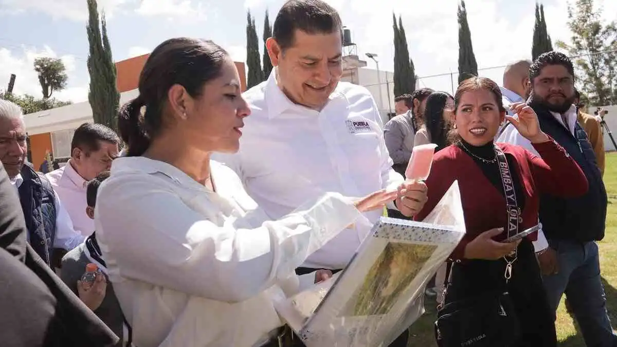 Lupita Cuautle y Armenta entregan 10 aulas y cancha en San Antonio Cacalotepec