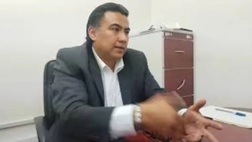 Regidor Samuel Hernández en entrevista en su oficina