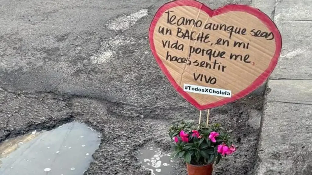 Vecinos de Santa María Xixitla decoran baches con corazones en protesta por falta de atención