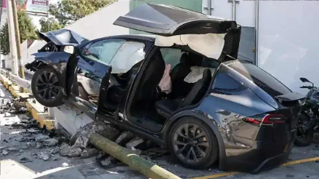 Dos jóvenes destrozan un Tesla en la calzada Zavaleta