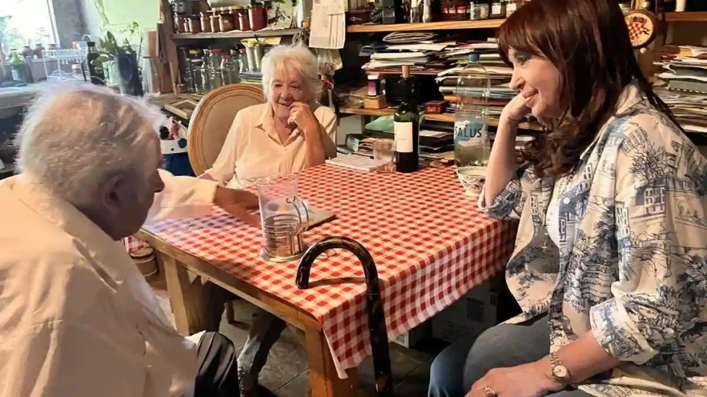 El último abrazo: Cristina Kirchner se reencuentra con Pepe Mujica en Uruguay