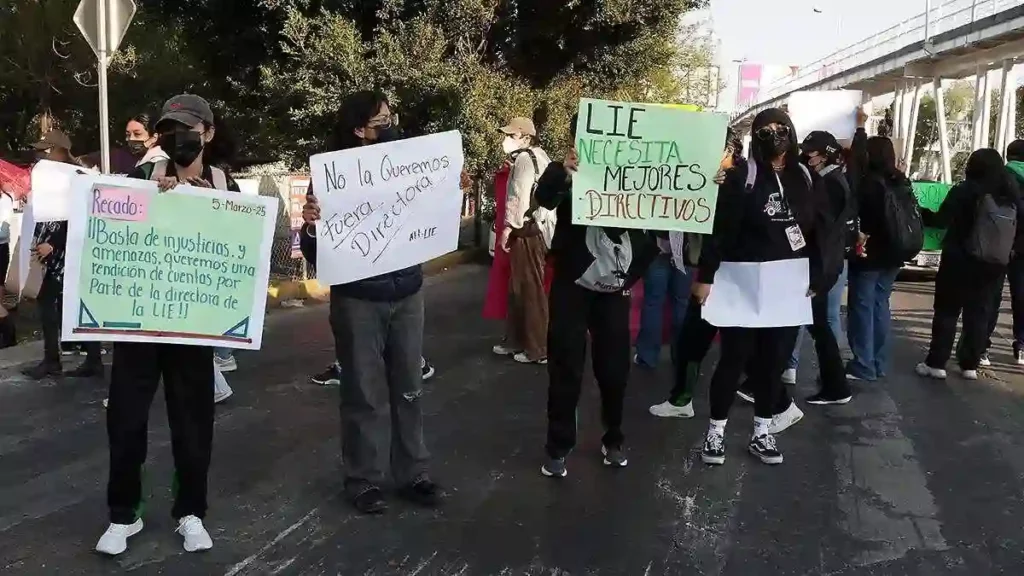 ¡Alumnas del BINE cierran el boulevard Hermanos Serdán! Denuncian acoso escolar