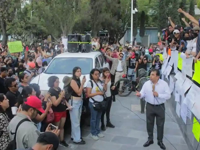 Estudiantes de la BUAP mantienen paro tras entregar 17 pliegos petitorios