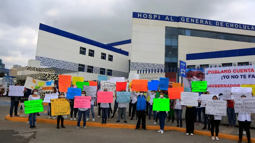 Protesta en el Hospital General de Cholula en demanda de mejoras laborales