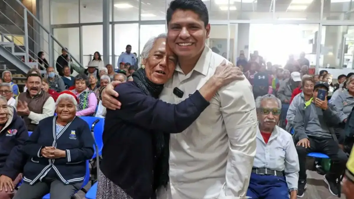 Omar Muñoz y Tere Alfaro entregan refrigerador a la Estancia de Día en Cuautlancingo