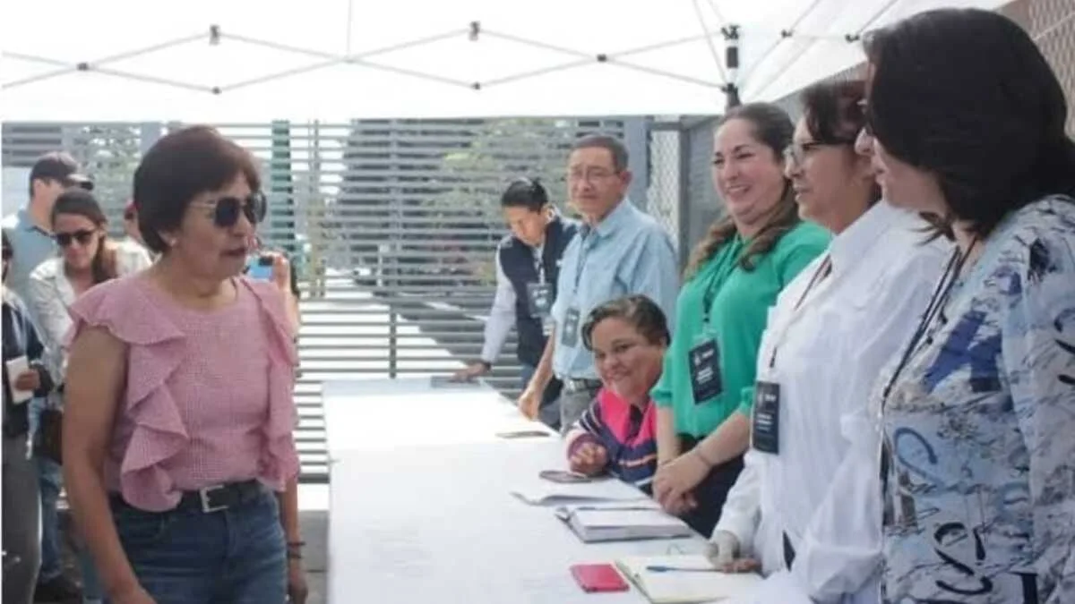 Rectora acude a dialogar, pero paristas de la BUAP le cierran la puerta