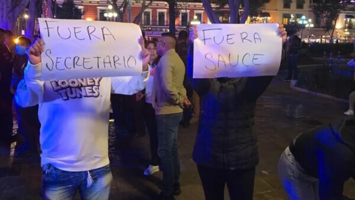 Renuncia Sauce tras protesta de policías en el zócalo de Puebla